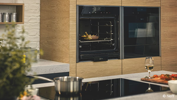 autarkes induktionskochfeld von neff mit backofen im hintergrund