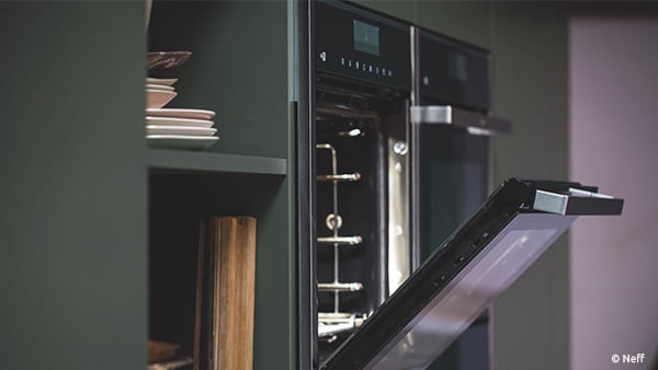 geöffnete backofen tür