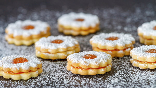 Marmeladenplätzchen linzer plätzchenmit puderzucker und aprikosenmarmelade in sternform