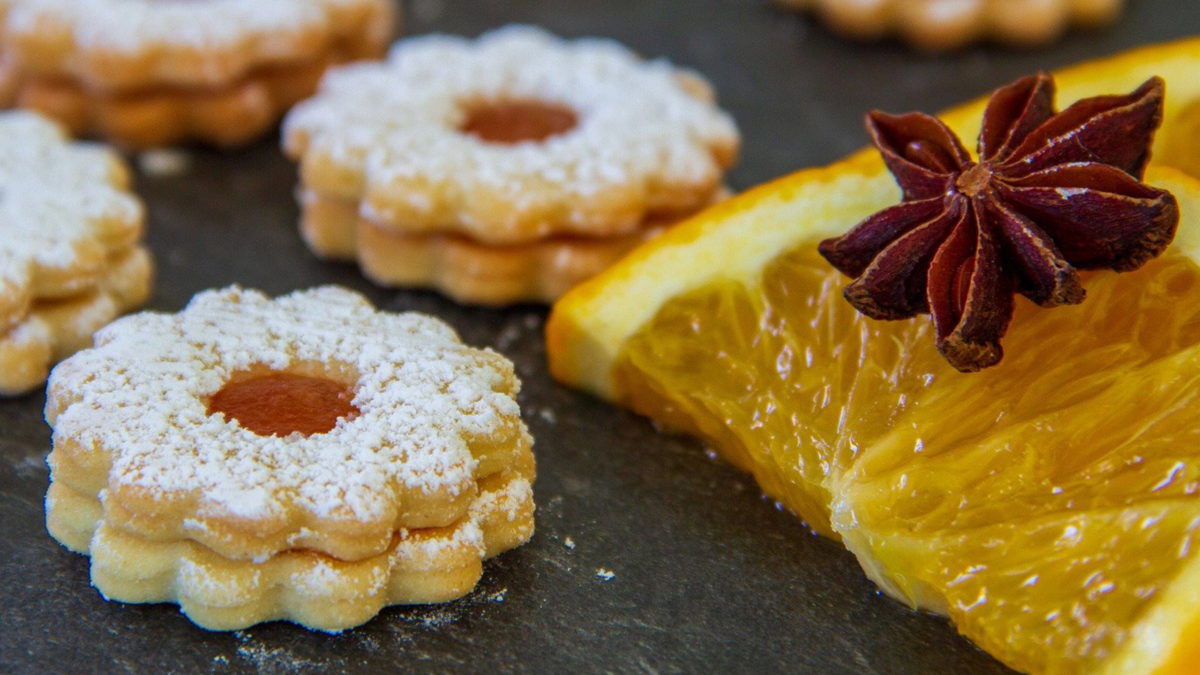 marmeladenplätzchen linzer plätzchen mit aprikosenkonfitüre in sternform mit puderzucker