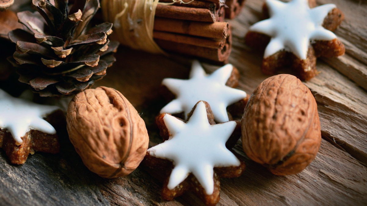 zimtsterne mit walnüssen zimtstangen und tannenzapfen als weihnachtsdeko