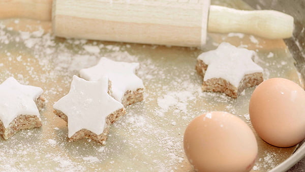 zimtsterne rezept und zutaten mit nudelholz und ei