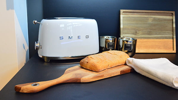 weißer smeg toaster in einer warendorf küche bei küchen staude