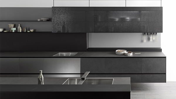 valcucine küche in schwarz aluminium und glas beton optik grifflos