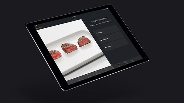 bildanzeige von steak garstufen auf tablet als beispiel für brat und backassistenten in der smarten küche