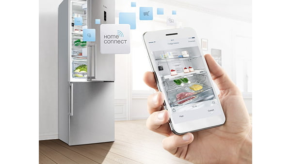 kühlschrankinhalt auf smartphone als beispiel für smarte home connect einkaufslisten