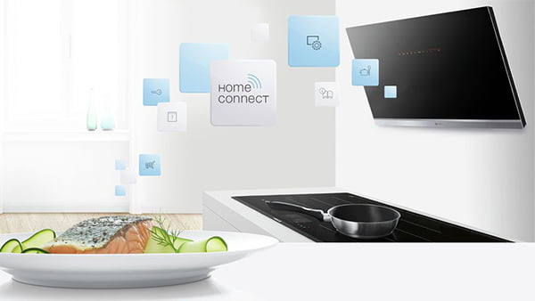 teller mit fertig gegartem gericht vor kochfeld und dunstabzugshaube als beispiel für home connect