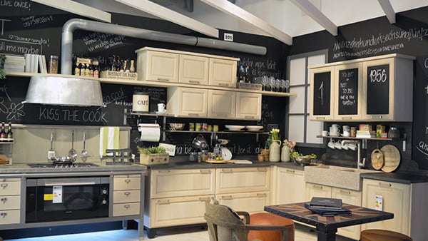 landhaus küche von häcker in modernem stil mit robusten einbaugeräten und beschreibbaren schränken mit kreidefolie
