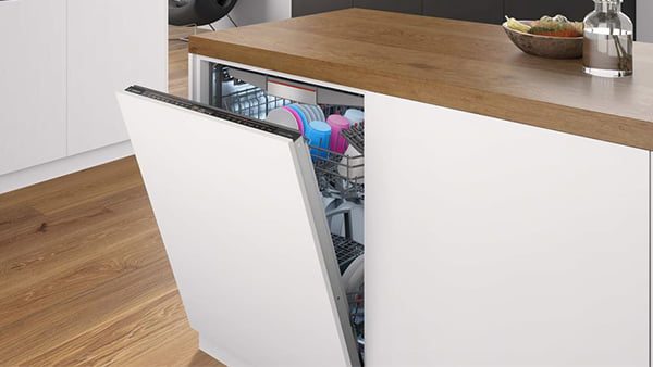vollintegrierte bosch spülmaschine hinter weißer front