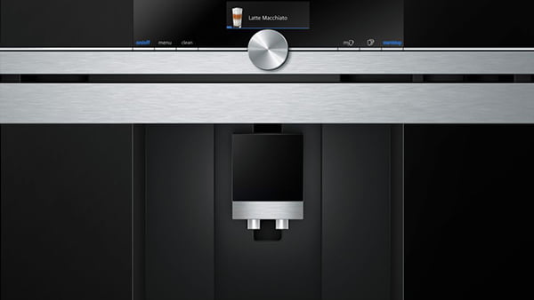einbau kaffeevollautomat in schwarz mit edelstahlleisten aus der siemens studio line geräteserie