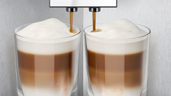 siemens studioline kaffeevollautomat beim einfüllen zweier latte macchiato tassen im detail