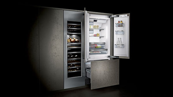 einbau weinschrank mit weinflaschen neben vollen einbaukühlschrank mit geöffneten türen von siemens studioline