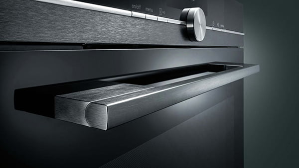 griffleiste des siemens studio line backofen aus edelstahl im detail von der seite