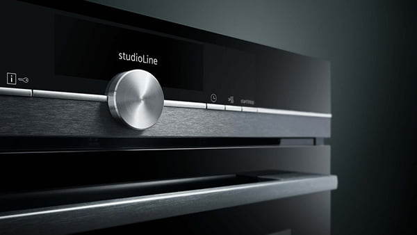 obere leiste des siemens studio backofen mit logo schriftzug und griff im detail