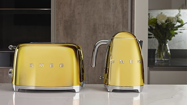 goldgelber smeg toaster neben kaffeekanne