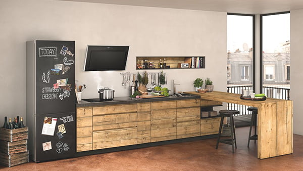 neff kühlschrank mit schwarzer kreide oberfläche in moderner holzküche