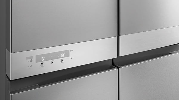 Temperaturanzeige an silbernem kühlschrank