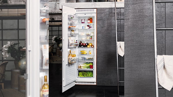 Einbaukühlschrank in schwarzer Küche