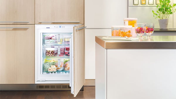 Einbau Gefrierschrank in beiger küche