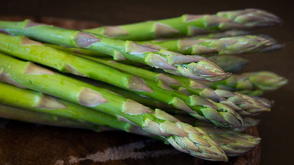 Bund mit grünem Spargel