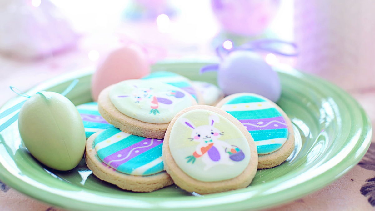 osterbackrezepte header cookies mit osterhasen verzierung auf einem grünen teller