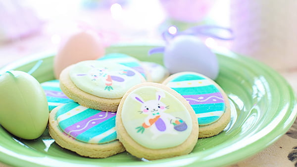 osterei cookies mit zuckerhasen dekoration auf einem teller