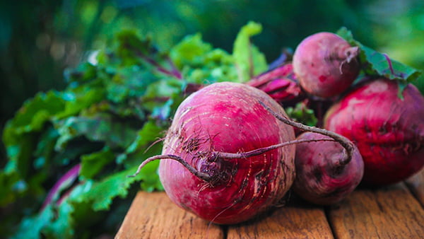 rote beete als beispiel für natürliches ostereierfärben in rot