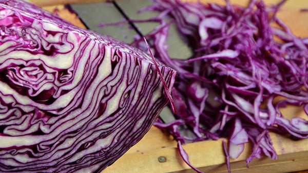 rotkohl als beispiel für natürliches ostereierfärben in blau