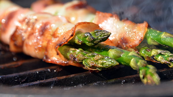 grüner spargel im speckmantel vom grill