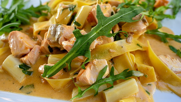 lachs pasta mit spargel in rahmsoße