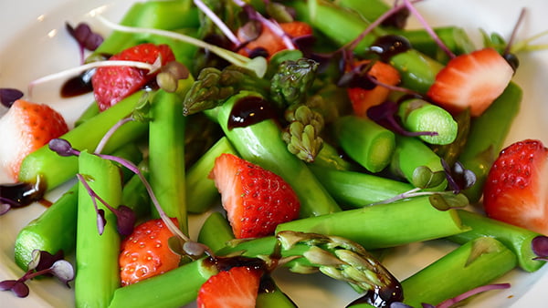 rezept für einen frühlingssalat mit erdbeeren und grünem spargel