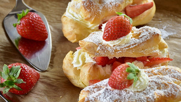 rezept für eclairs aus brandteig mit schlagsahne und erdbeeren als füllung