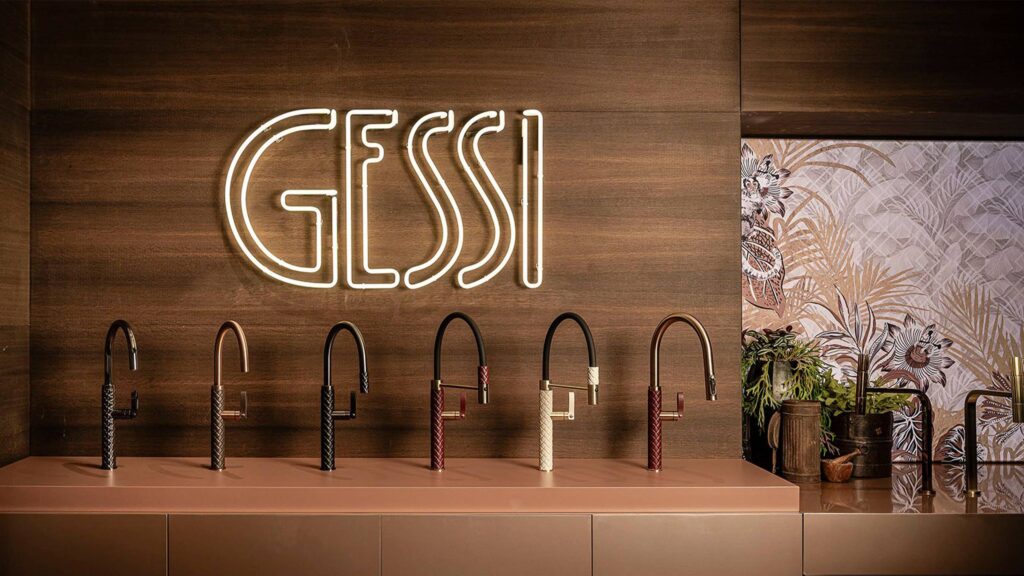 gessi armaturen unter einem neon leuchtschild mit markenlogo