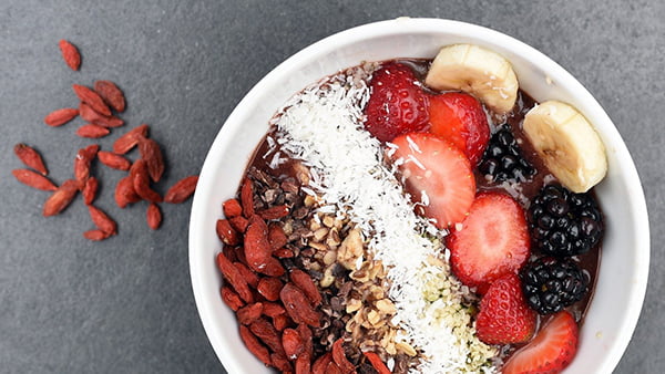 Frühstücks Bowl mit Mandeln und Beeren