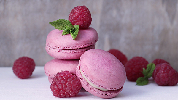 Rote Himbeer Macarons mit Butter Himbeerfüllung