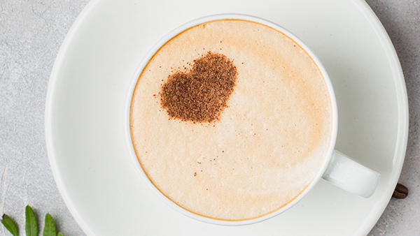kaffeekunst mit herz als symbolbild für kaffee und gesundheit