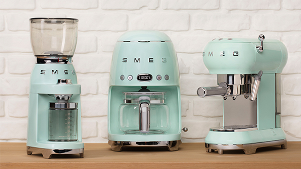 Smeg küchengeräte in pastellgrün