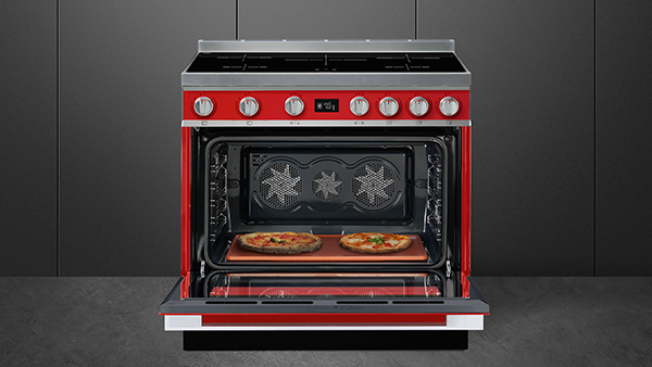 rotes smeg kochzentrum mit pizza