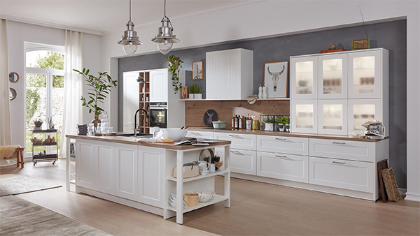 interliving küche 3002 landhausküche in weiß mit holzarbeitsplatte