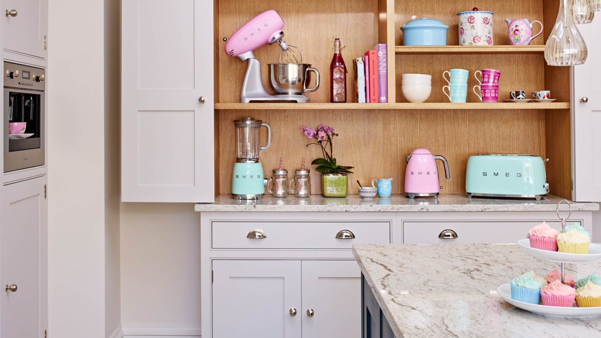 küchengeräte liste mit smeg kleingeräten in pastellfarben