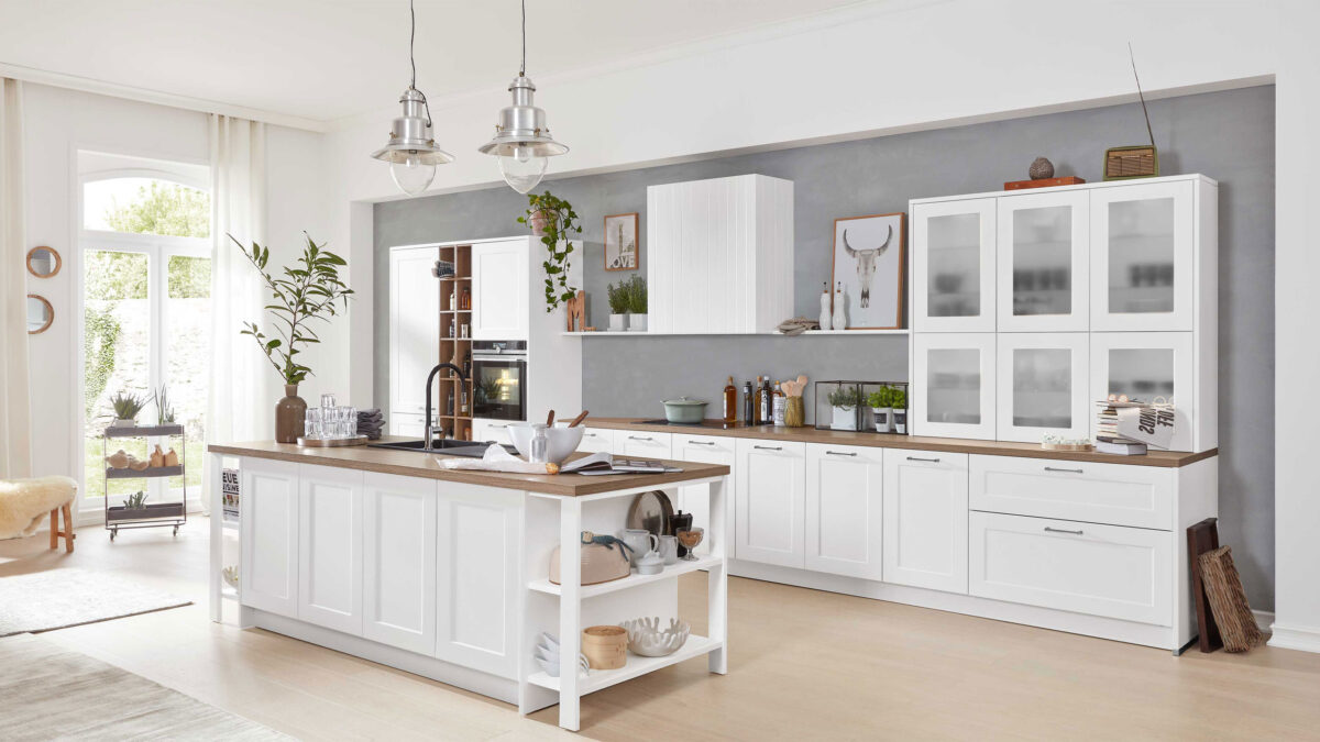 interliving 3002 landhausküche mit kochinsel in weiß und holzoptik