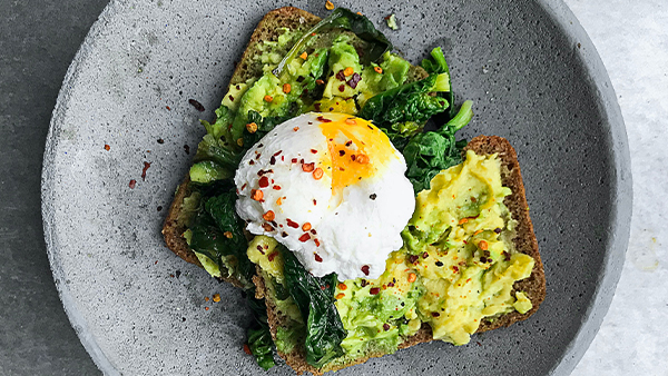 pochiertes ei rezept mit avocado toast