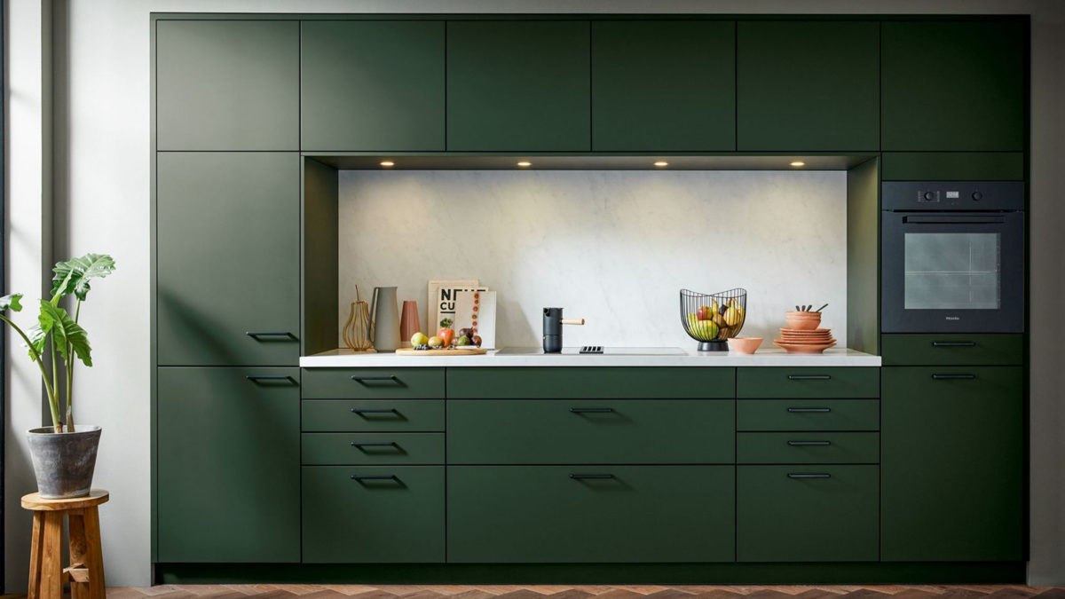 dunkelgrüne schüller küchenzeile mit marmor arbeitsplatte und nische
