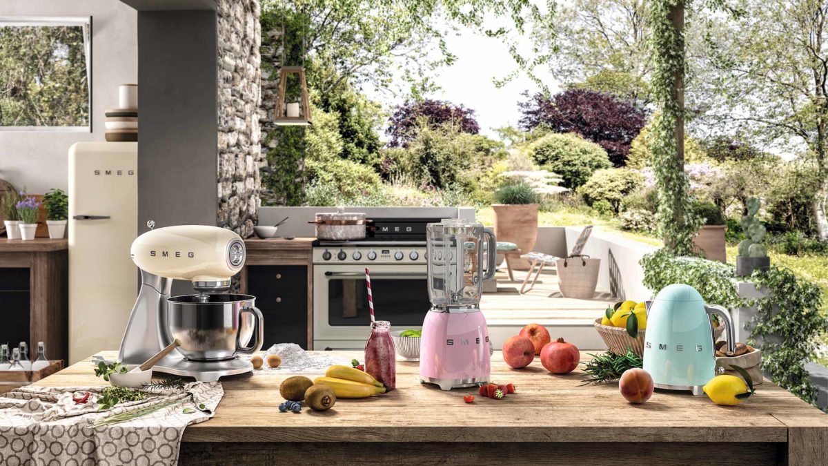 Sommerliche Pastellfarben in der Küche mit Retro Kleingeräte von Smeg in Rosa Pastellblau und Creme