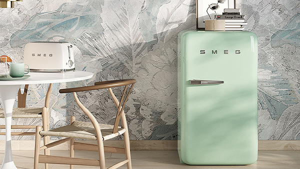 pastellgrüne smeg fab5 kühlschrank neben einem runden esstisch