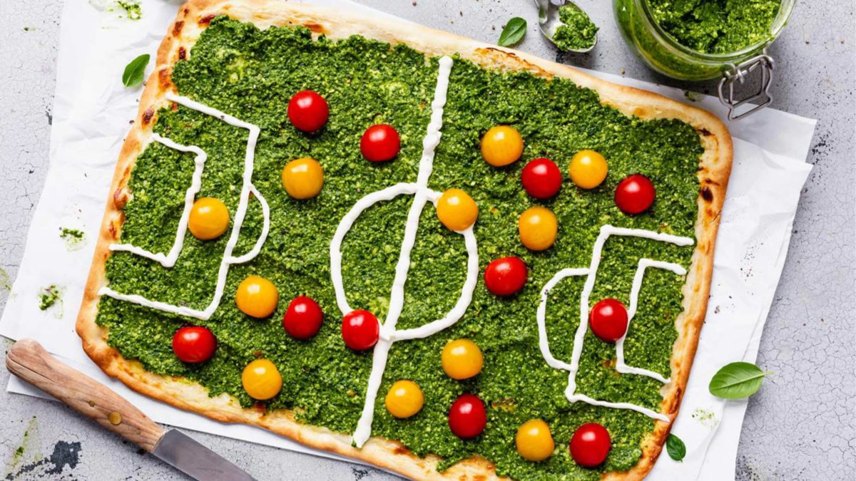 flammkuchen in fußball feld form als wm rezept mit tomaten und spinat