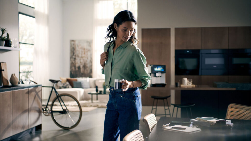 frau mit kaffee in einer siemens küche