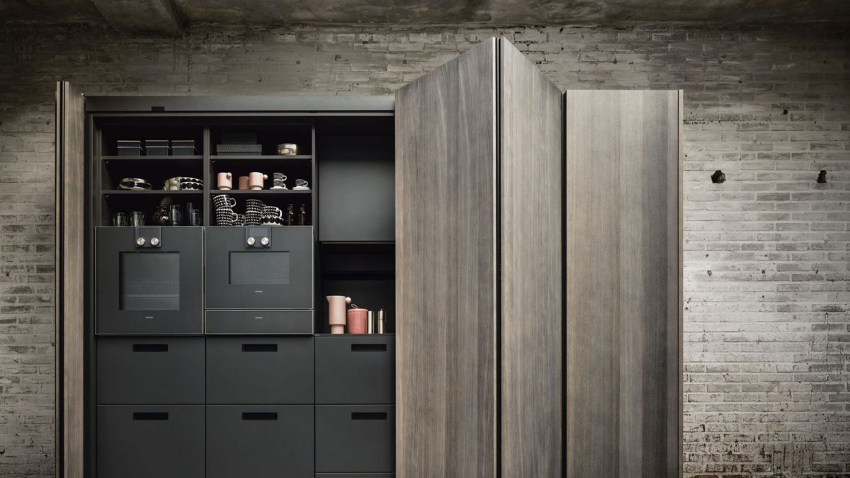 next125 pocketschrank geöffnet mit backofen hochschrank und regalen in schwarz