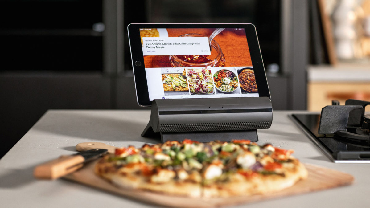 siemens smart kitchen dock display mit pizza auf einem Holzschieber im vordergrund