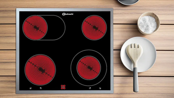 bauknecht elektrokochfeld mit leuchtenden kochflächen rund von oben